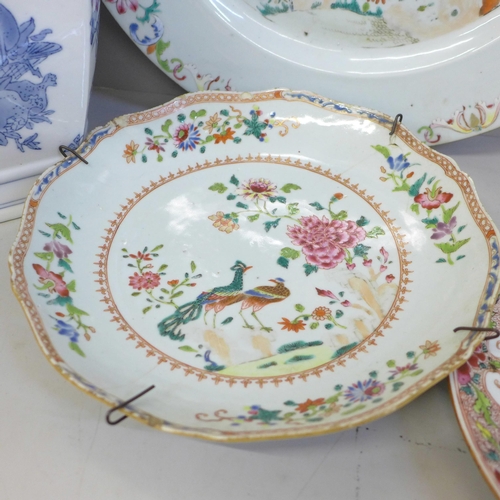 715 - A Chinese export famille rose charger and four dishes/plates, three plates repaired and a modern Chi... 