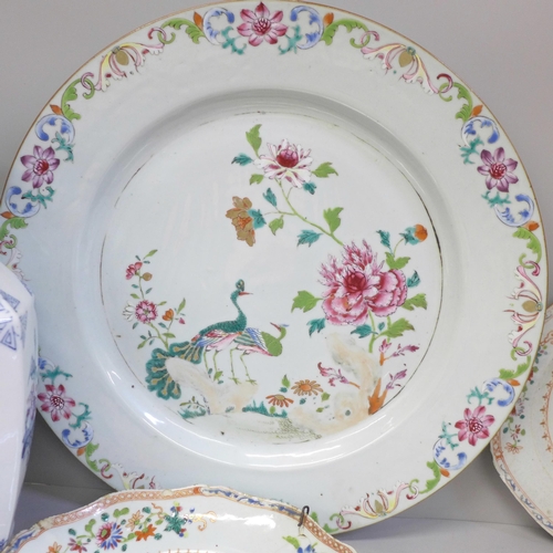 715 - A Chinese export famille rose charger and four dishes/plates, three plates repaired and a modern Chi... 