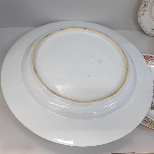 715 - A Chinese export famille rose charger and four dishes/plates, three plates repaired and a modern Chi... 