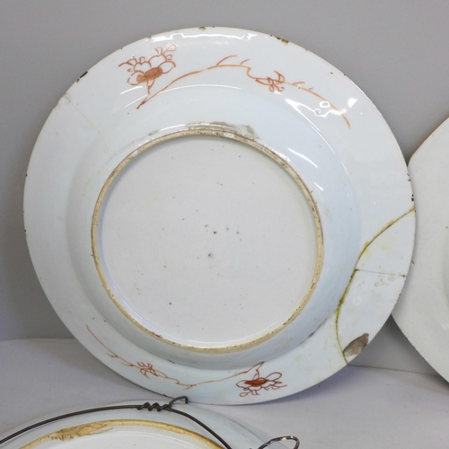 715 - A Chinese export famille rose charger and four dishes/plates, three plates repaired and a modern Chi... 