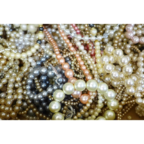 743 - Assorted faux pearl necklets