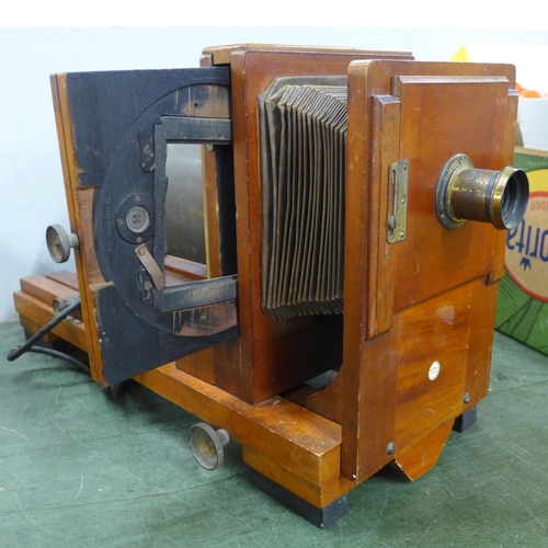 776 - A vintage wooden photographic enlarger, large magnifying glass a/f **PLEASE NOTE THIS LOT IS NOT ELI... 