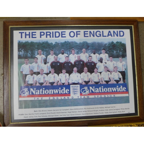 795 - Football memorabilia, two England team collectors plates, Nottingham Forest 1979 team photograph, St... 