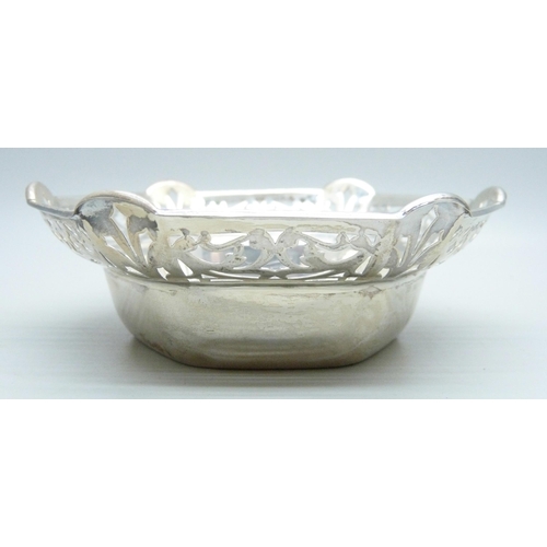 835 - A pierced silver dish, Birmingham 1918, 59g