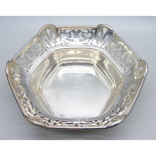 835 - A pierced silver dish, Birmingham 1918, 59g