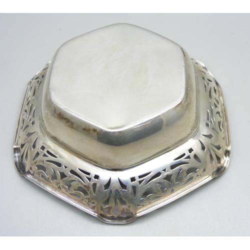 835 - A pierced silver dish, Birmingham 1918, 59g