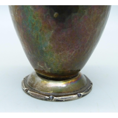 839 - A hammered silver egg cup, A.H. Jephcot, 54g