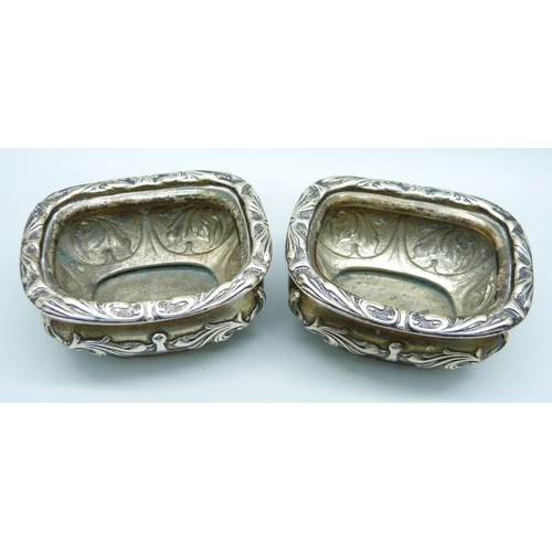 840 - A pair of Walker & Hall silver salts, Sheffield 1905, 87g