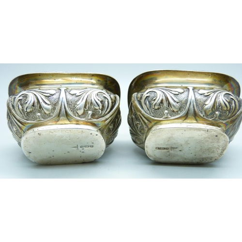 840 - A pair of Walker & Hall silver salts, Sheffield 1905, 87g