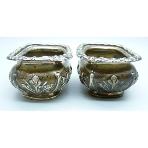 840 - A pair of Walker & Hall silver salts, Sheffield 1905, 87g