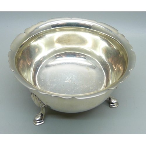 841 - A silver bowl on three hoof feet, London 1905, 91g