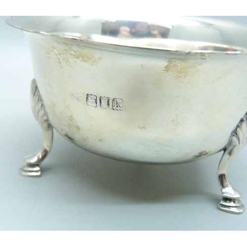 841 - A silver bowl on three hoof feet, London 1905, 91g