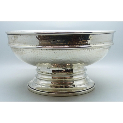 846 - A large silver planished bowl with stepped foot, by DFR Deakin &  Francis, Birmingham 1937, 577g