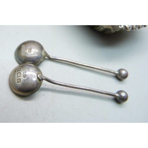 850 - A cased pair of silver salts, Birmingham 1909 and two spoons, 25g