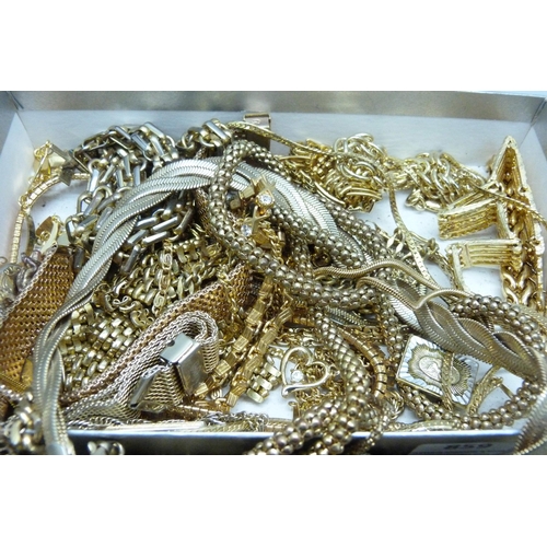 859 - Assorted gold tone jewellery