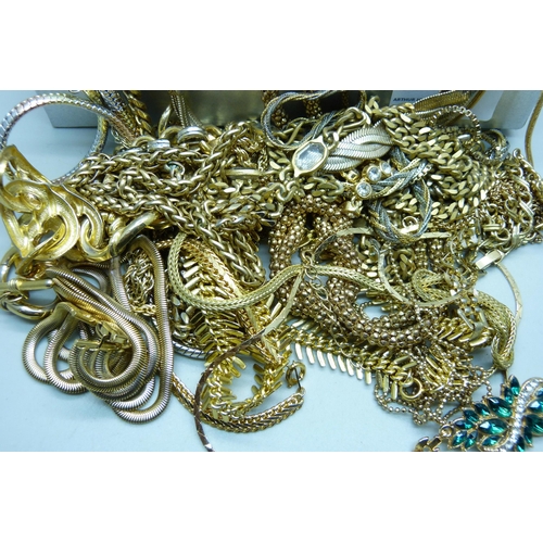 859 - Assorted gold tone jewellery