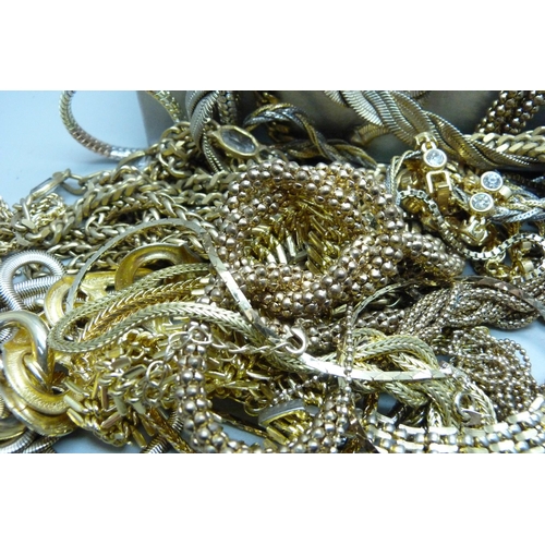 859 - Assorted gold tone jewellery