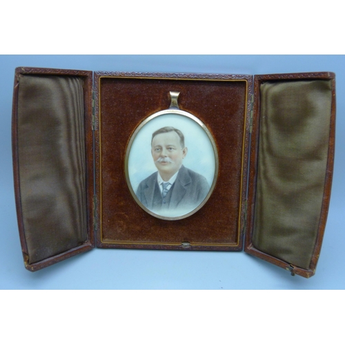 866 - A miniature oval portrait, in gold plated frame and set in a mount with back stand in a fitted case