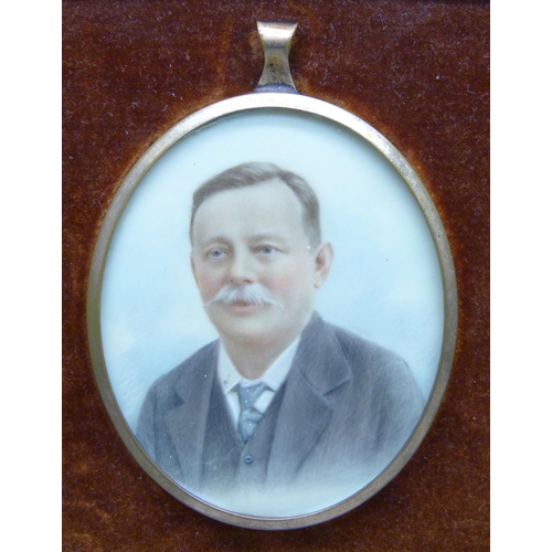 866 - A miniature oval portrait, in gold plated frame and set in a mount with back stand in a fitted case