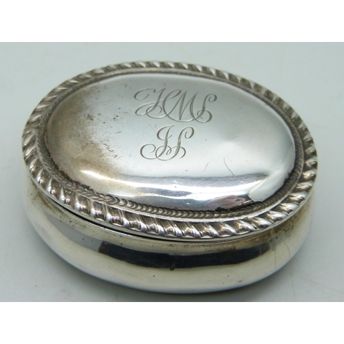 880 - A silver oval box with hinged lid, initials to the lid, Birmingham 1896, 49g