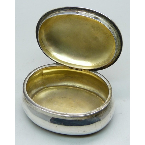 880 - A silver oval box with hinged lid, initials to the lid, Birmingham 1896, 49g