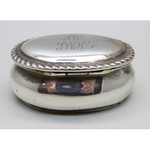 880 - A silver oval box with hinged lid, initials to the lid, Birmingham 1896, 49g