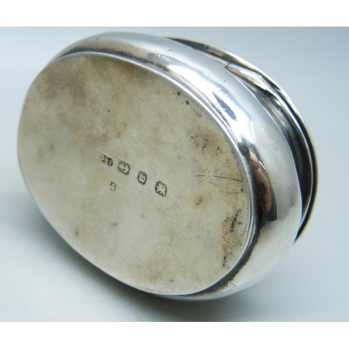 880 - A silver oval box with hinged lid, initials to the lid, Birmingham 1896, 49g