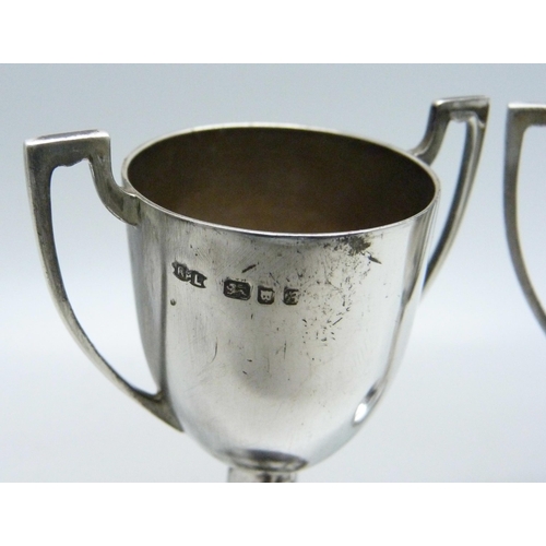 882 - A pair of silver two handled trophies, London marks, 73g