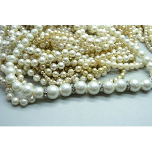 883 - A bag of faux pearl necklaces