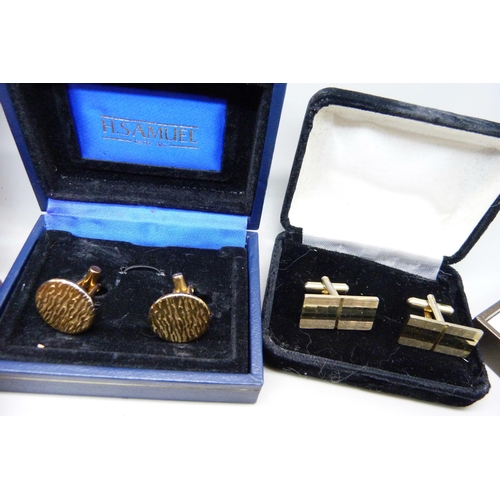 887 - A large bag of cufflinks and tie pins