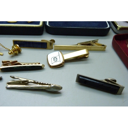 887 - A large bag of cufflinks and tie pins