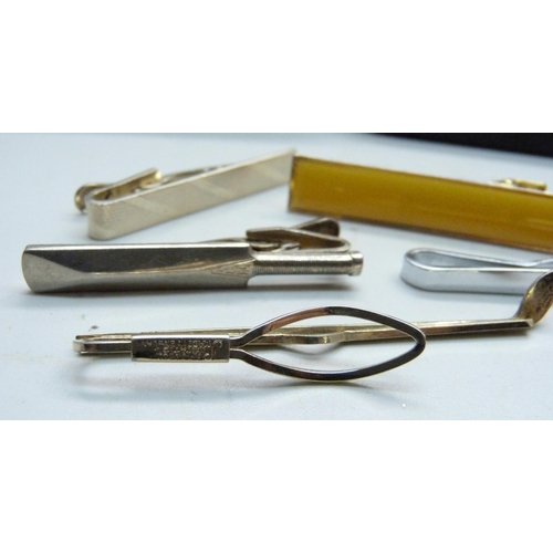 887 - A large bag of cufflinks and tie pins