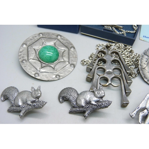 890 - Assorted pewter jewellery, signed A.R. Brown, Jyde-Kunst, etc.