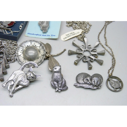 890 - Assorted pewter jewellery, signed A.R. Brown, Jyde-Kunst, etc.