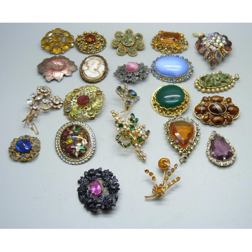 893 - Vintage costume brooches