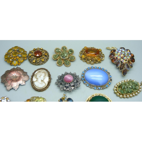 893 - Vintage costume brooches