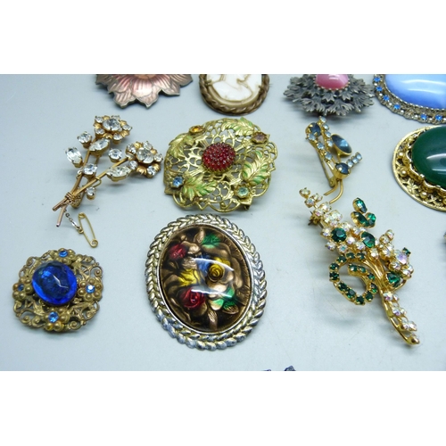 893 - Vintage costume brooches