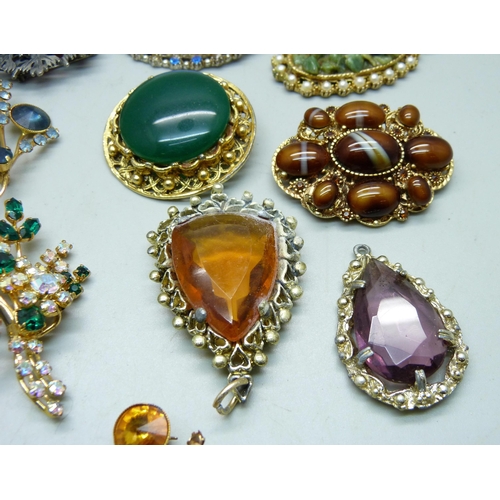 893 - Vintage costume brooches