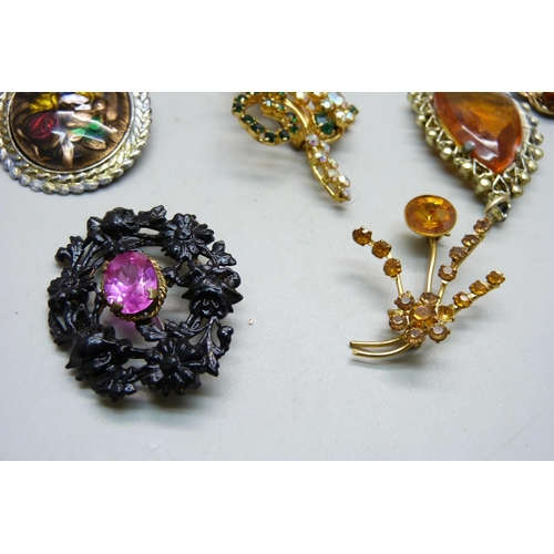 893 - Vintage costume brooches