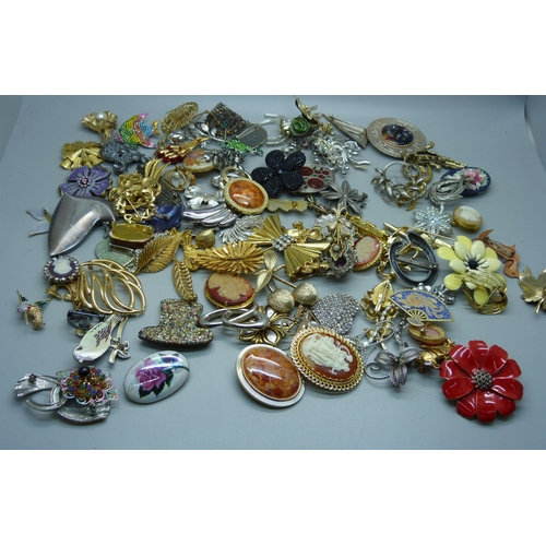 900 - One hundred assorted costume brooches