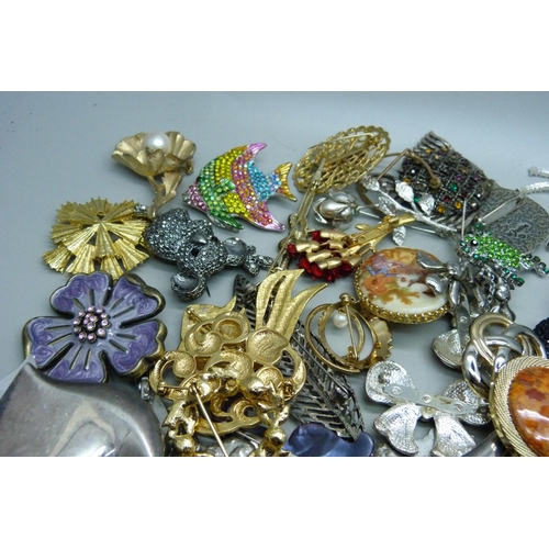 900 - One hundred assorted costume brooches