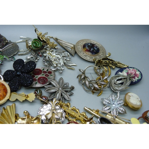 900 - One hundred assorted costume brooches