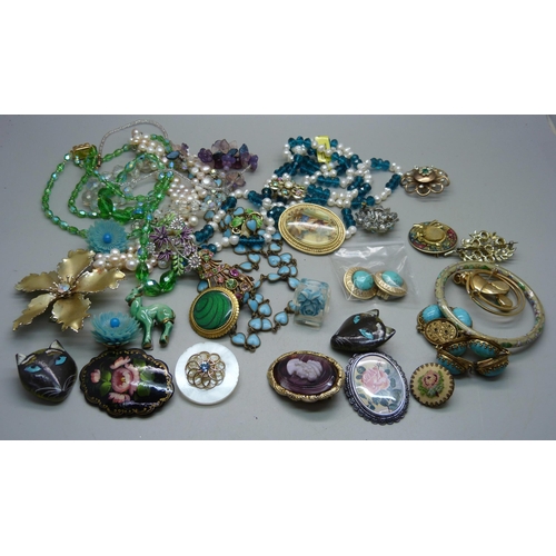 901 - Costume jewellery including scarf clips, brooches, etc.