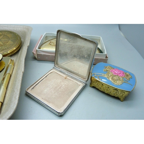 914 - A collection of compacts and trinket boxes