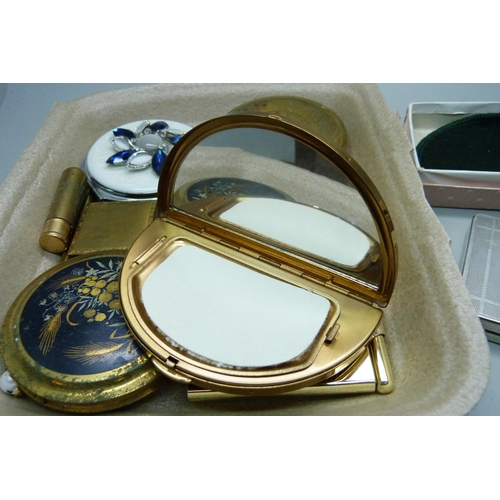 914 - A collection of compacts and trinket boxes