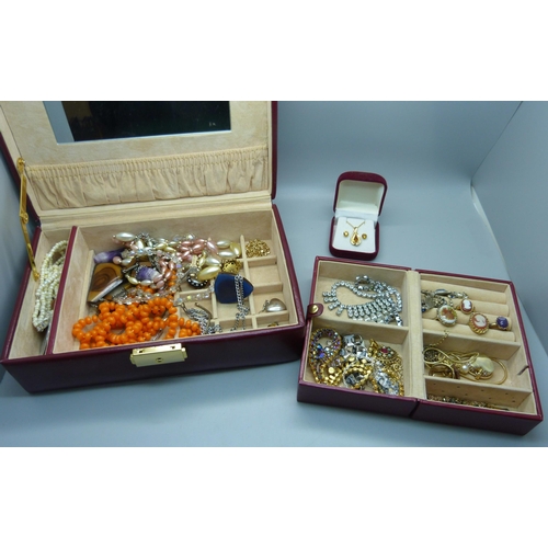 916 - A case of costume jewellery including tigers eye and amethyst quartz pendants