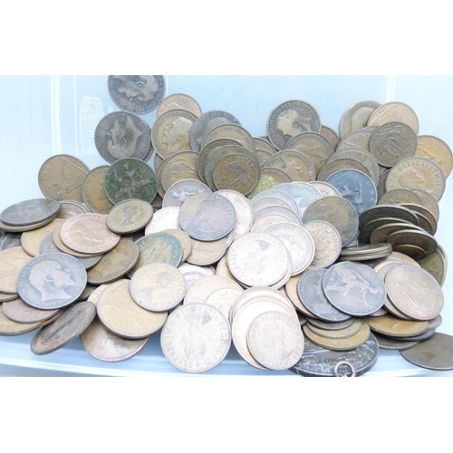 921 - A mixed box of coins, pennies, farthings, foreign, etc.