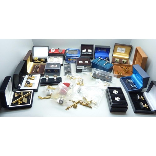 922 - A collection of tie pins and cufflinks including Star Trek and Swarovski, mainly boxed