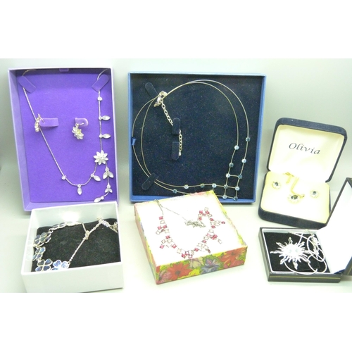 926 - Costume jewellery