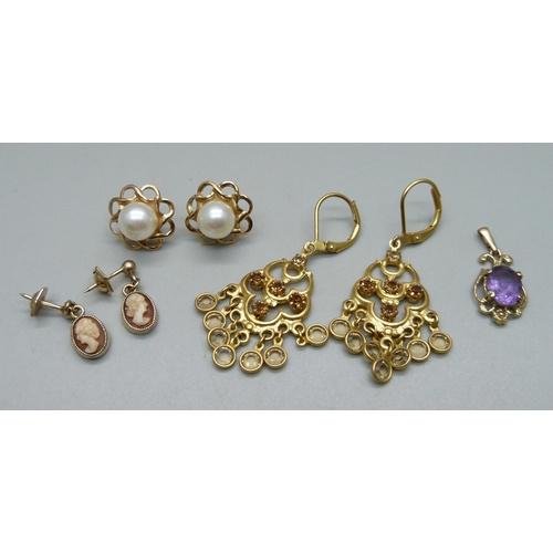 931 - A yellow metal pendant set with an amethyst, 1.1g, a pair of 9ct gold and faux pearl stud earrings, ... 